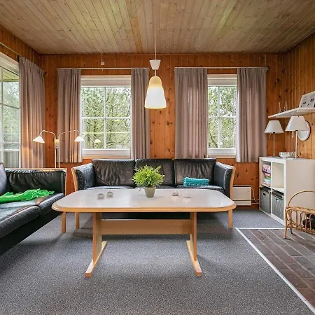 Three-bedroom Holiday In 79 * בלבאנד